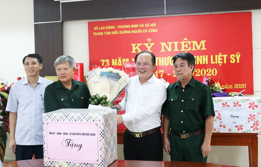 Đồng chí Trần Công Thắng, Ủy viên BTV Tỉnh ủy, Chủ tịch Ủy ban MTTQ tỉnh thăm tặng, quà Trung tâm...